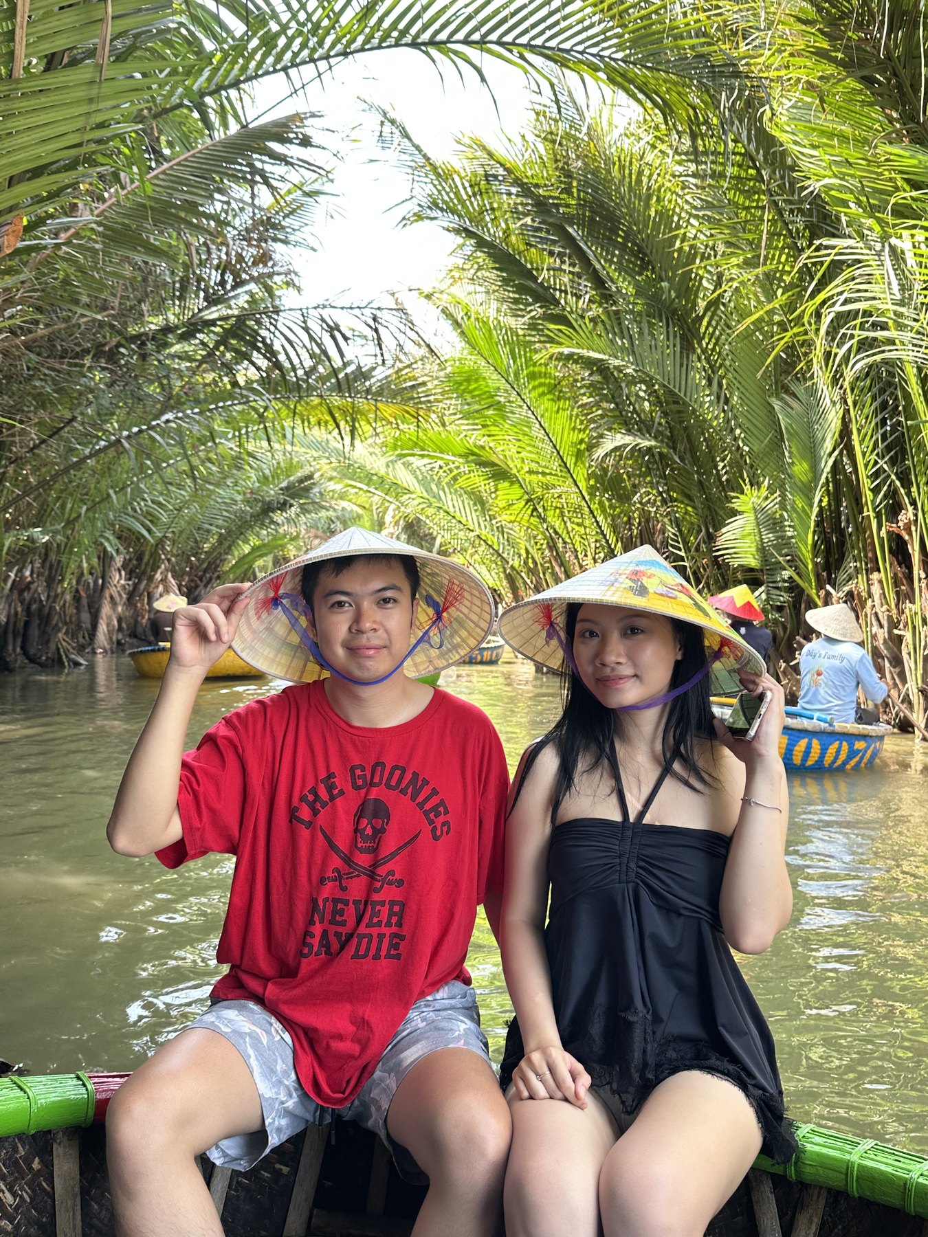 Hai đứa ngồi thuyền ở Bảy Mẫu.