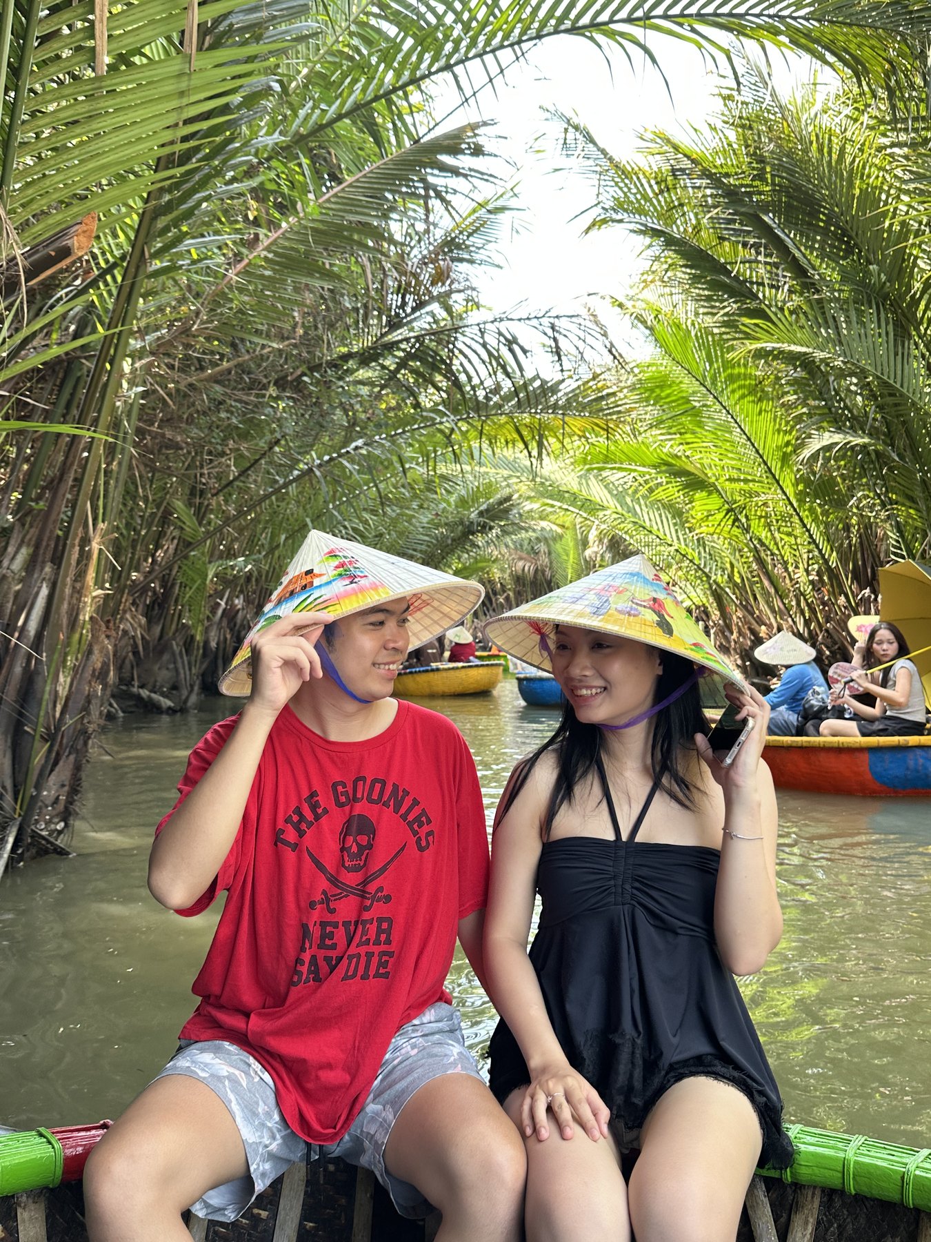 Tấm này hai đứa đang nhìn nhau.