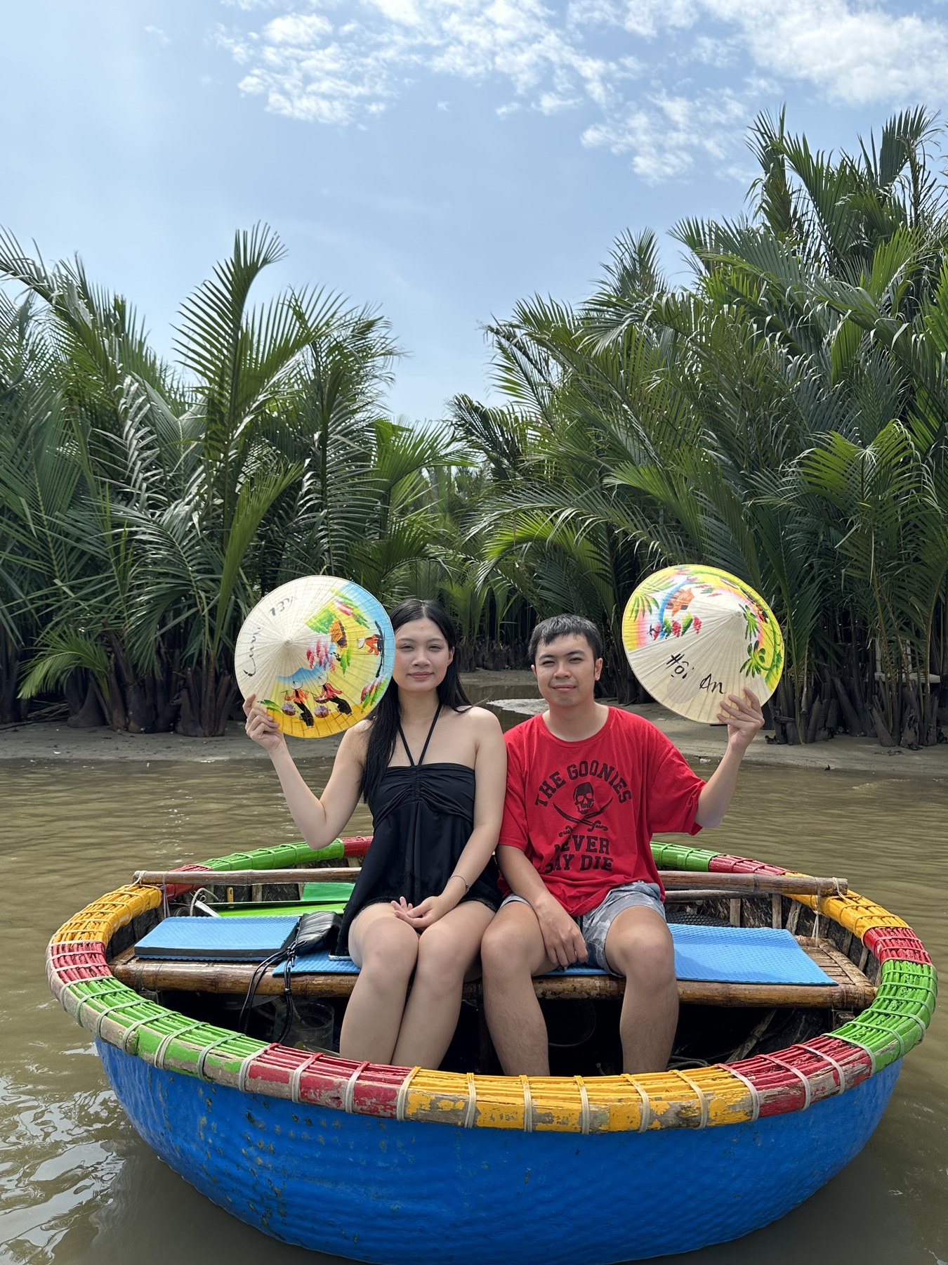 Nón đã giơ, chỉ chờ ảnh đẹp.