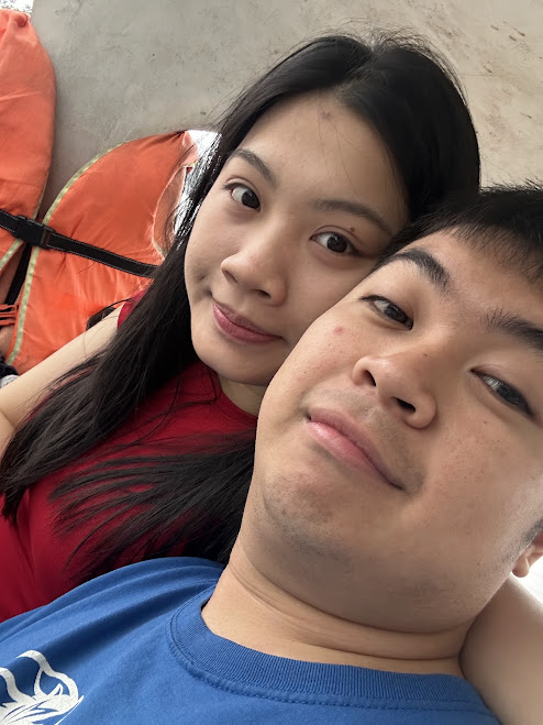 Mox và Tuấn Minh tựa gần bên nhau