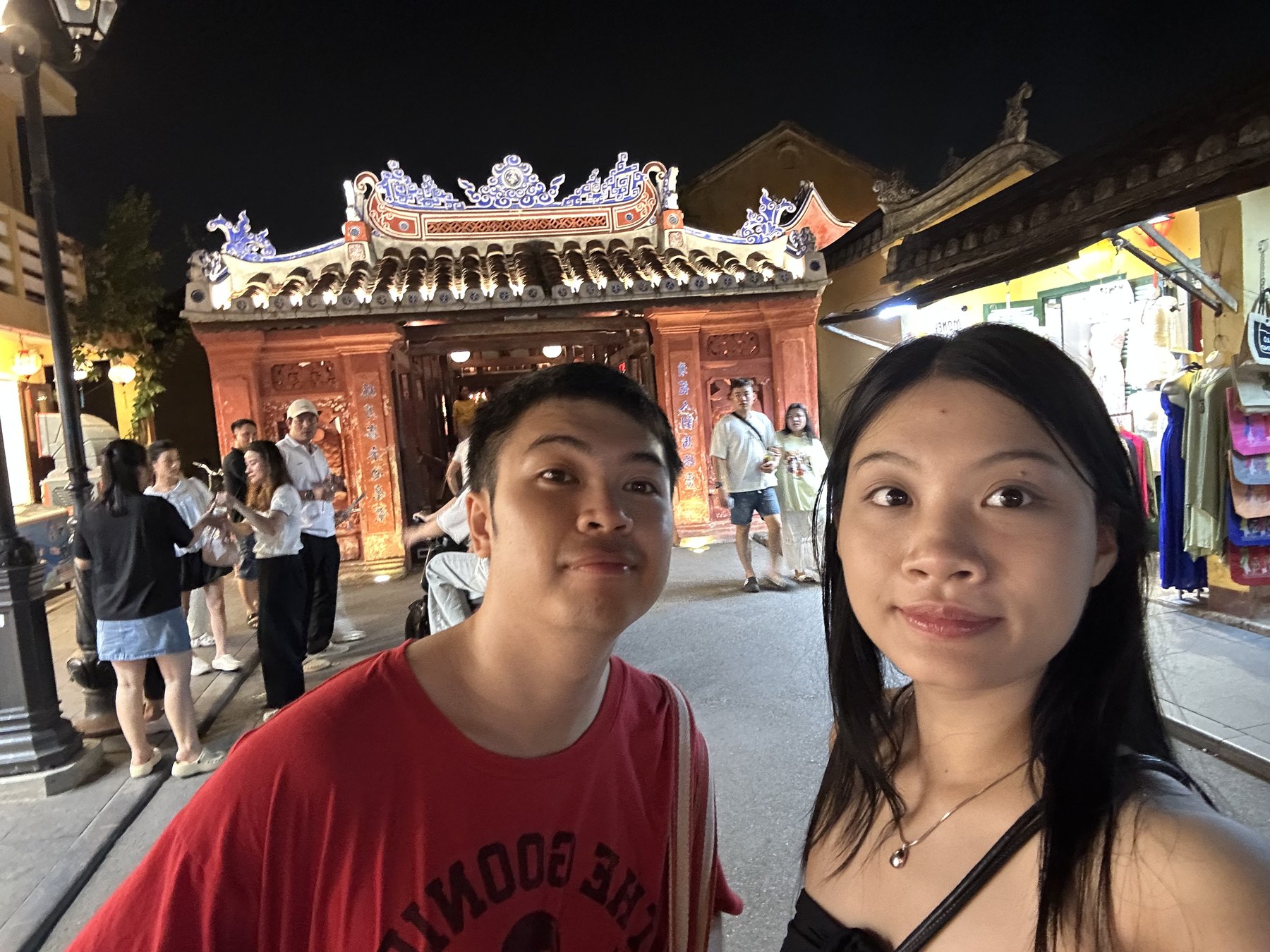 Hai đứa trước Chùa Cầu.