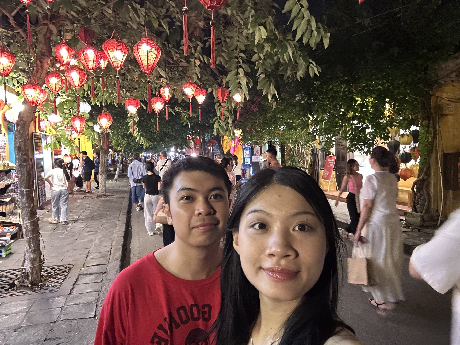 Chụp chung dưới đèn lồng ở Hội An.