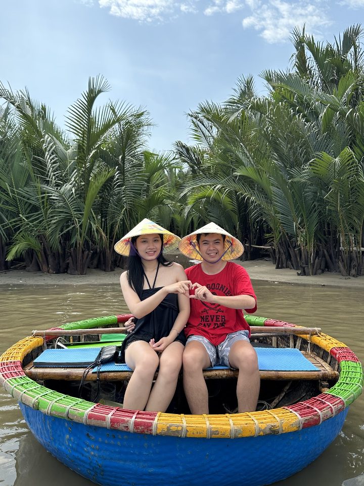 Hai đứa góp tay mới được cái tim. · Rừng dừa Bảy Mẫu