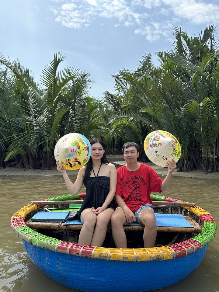 Chụp xong lại đội nón vào. · Rừng dừa Bảy Mẫu