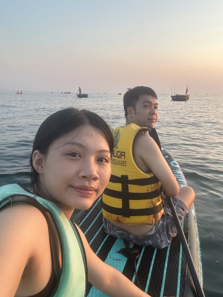 Em chụp ảnh, anh ngắm biển. · Đà Nẵng