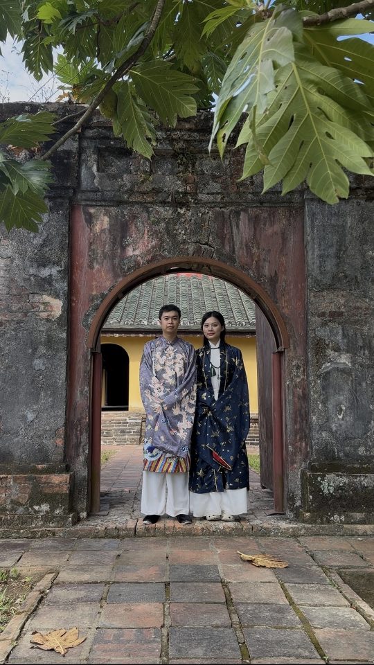 Lâu lâu cũng có tấm đứng nghiêm. · Huế