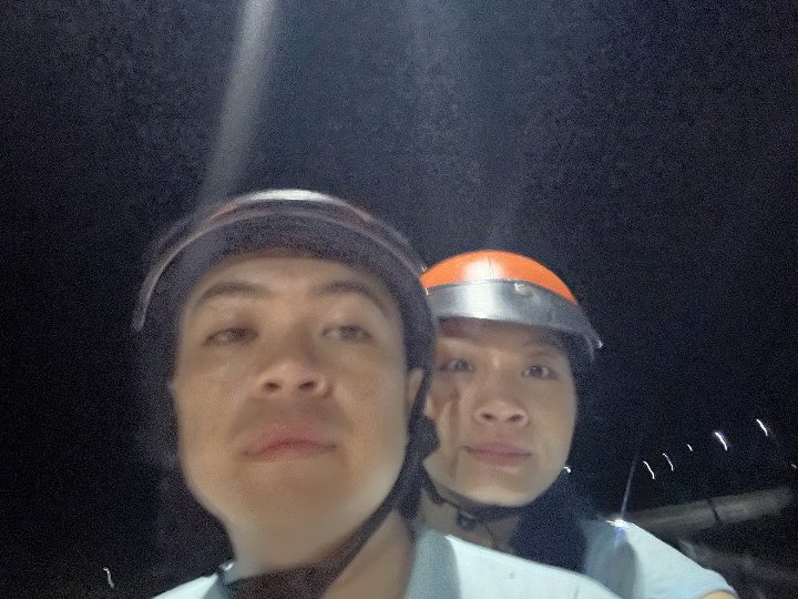 Hai cái mũ chiếm gần hết tấm ảnh. · Huế